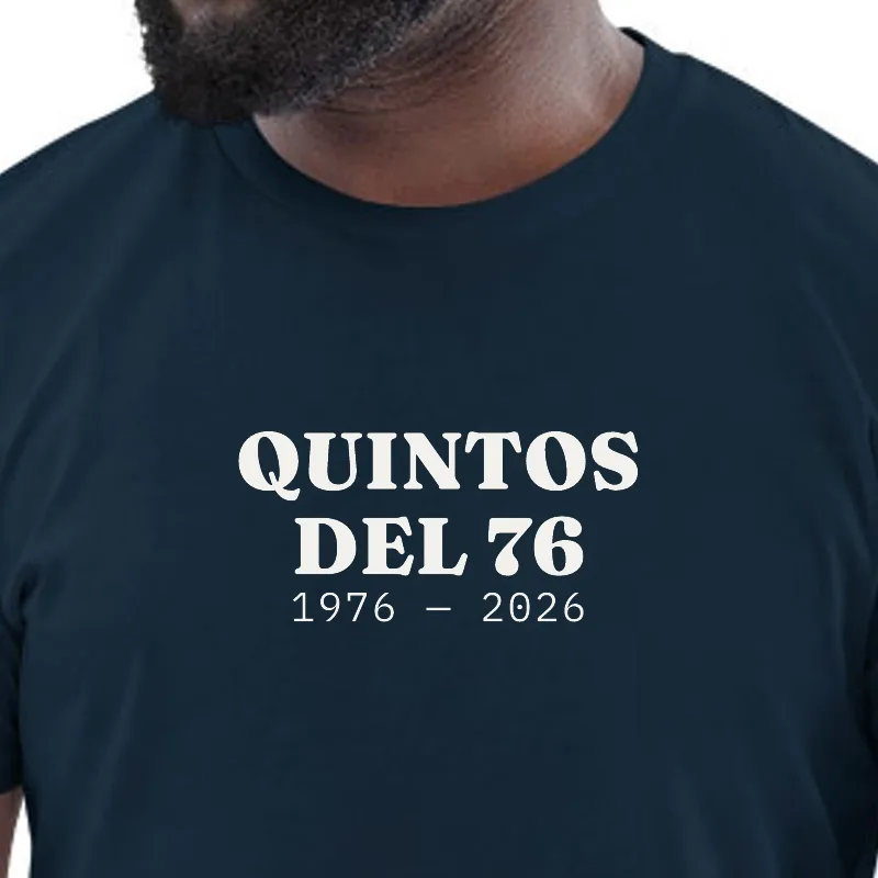 Home amb samarreta blau marí, enquadrament al segell: ELS QUINTOS DEL 76