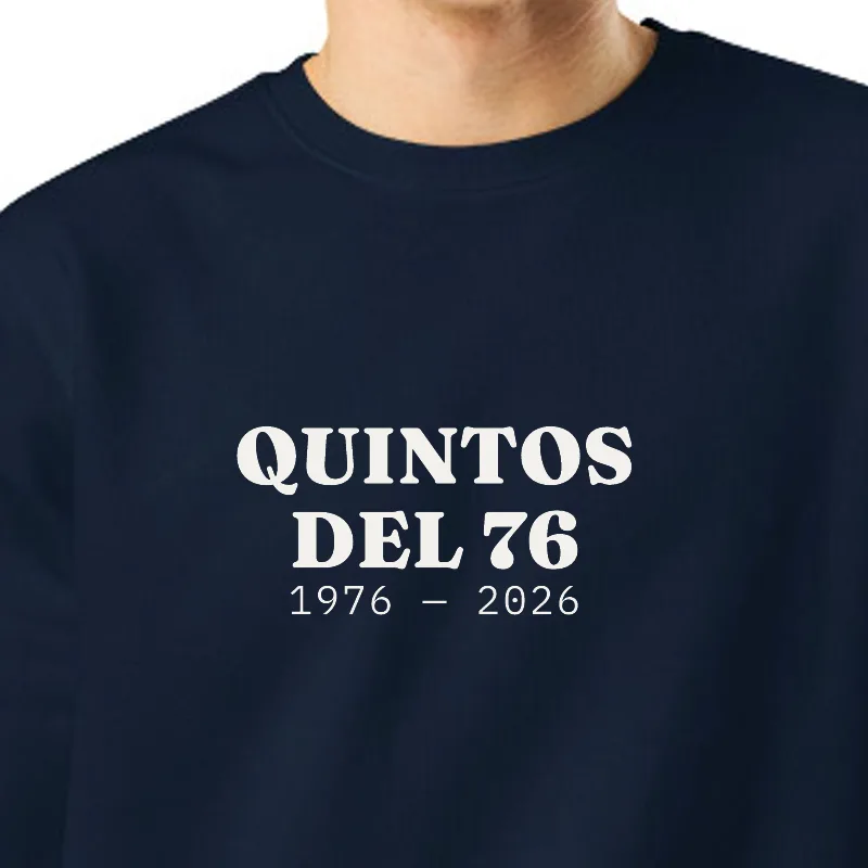 Chico con sudadera azul marino, encuadre al sello: QUINTOS DEL 76