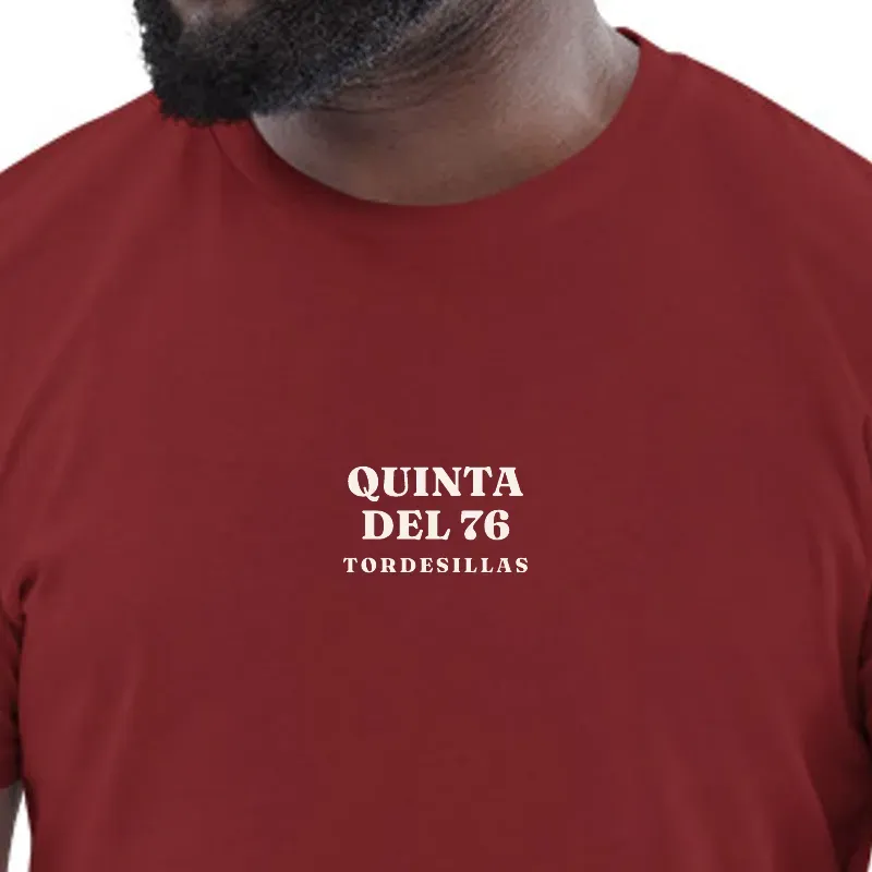 Samarreta bordeus d’una quinta, amb l’any i el poble composts al davant.
