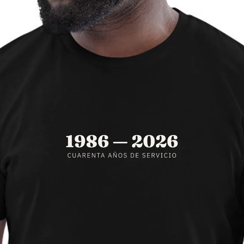 Home amb samarreta negra, enquadrament al segell: 1986 — 2026 · QUARANTA ANYS DE SERVEI