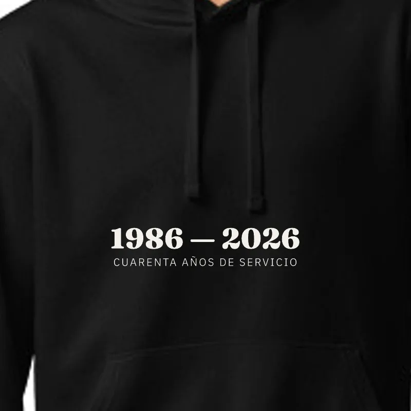 Noi amb dessuadora amb caputxa negra: 1986 — 2026 · QUARANTA ANYS DE SERVEI