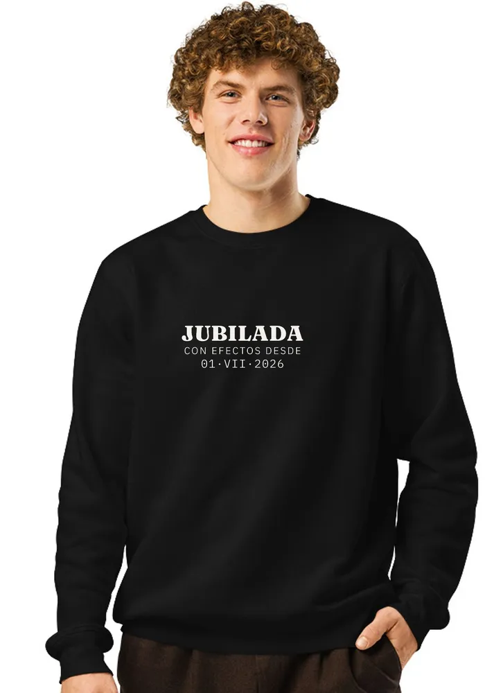Chico con sudadera negra: JUBILADA · CON EFECTOS DESDE