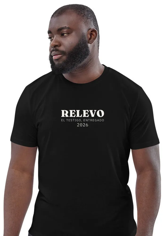 Hombre con camiseta negra: RELEVO · EL TESTIGO, ENTREGADO