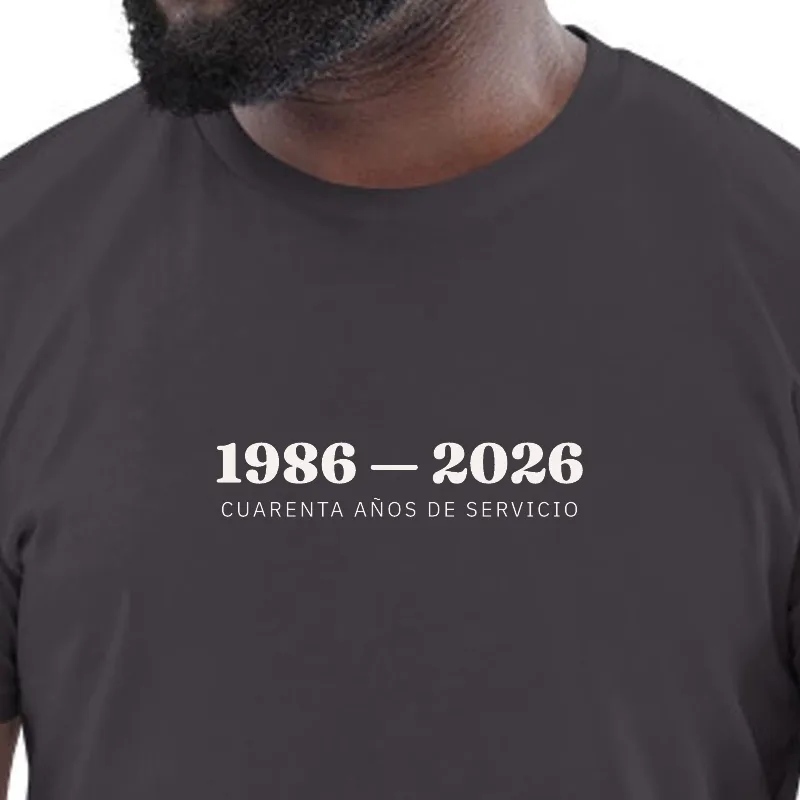 Home amb samarreta antracita, enquadrament al segell: 1986 — 2026 · QUARANTA ANYS DE SERVEI