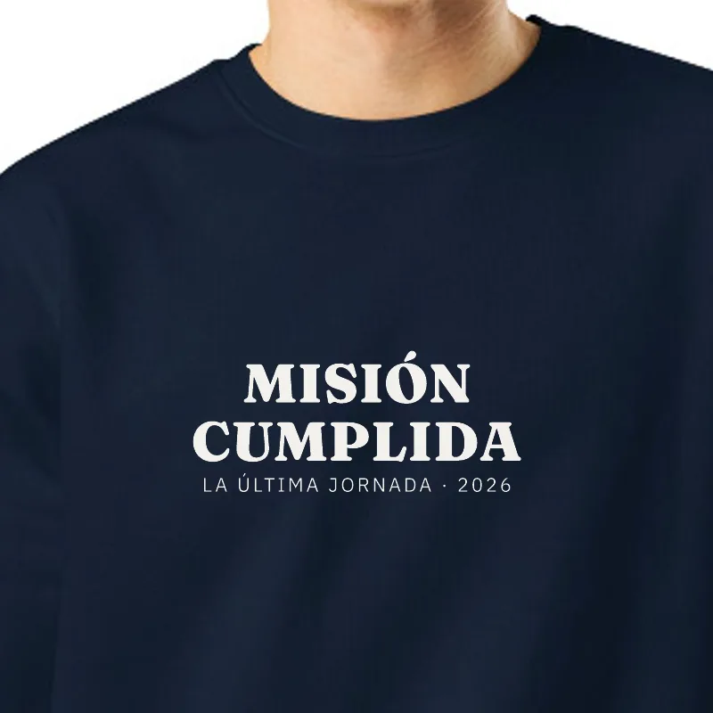 Chico con sudadera azul marino, encuadre al sello: MISIÓN CUMPLIDA · LA ÚLTIMA JORNADA