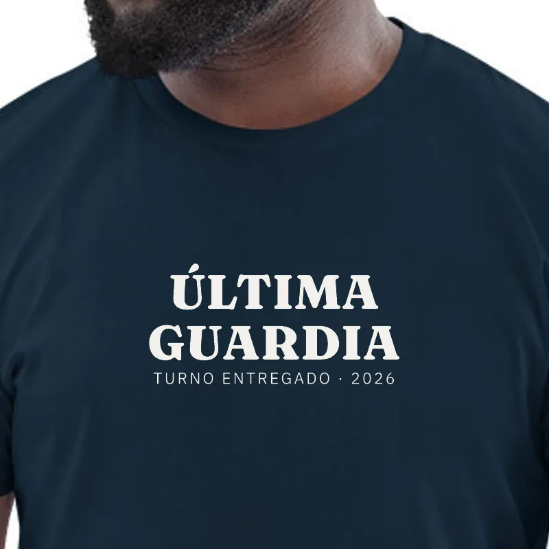 Home amb samarreta blau marí, enquadrament al segell: ÚLTIMA GUÀRDIA · TORN LLIURAT