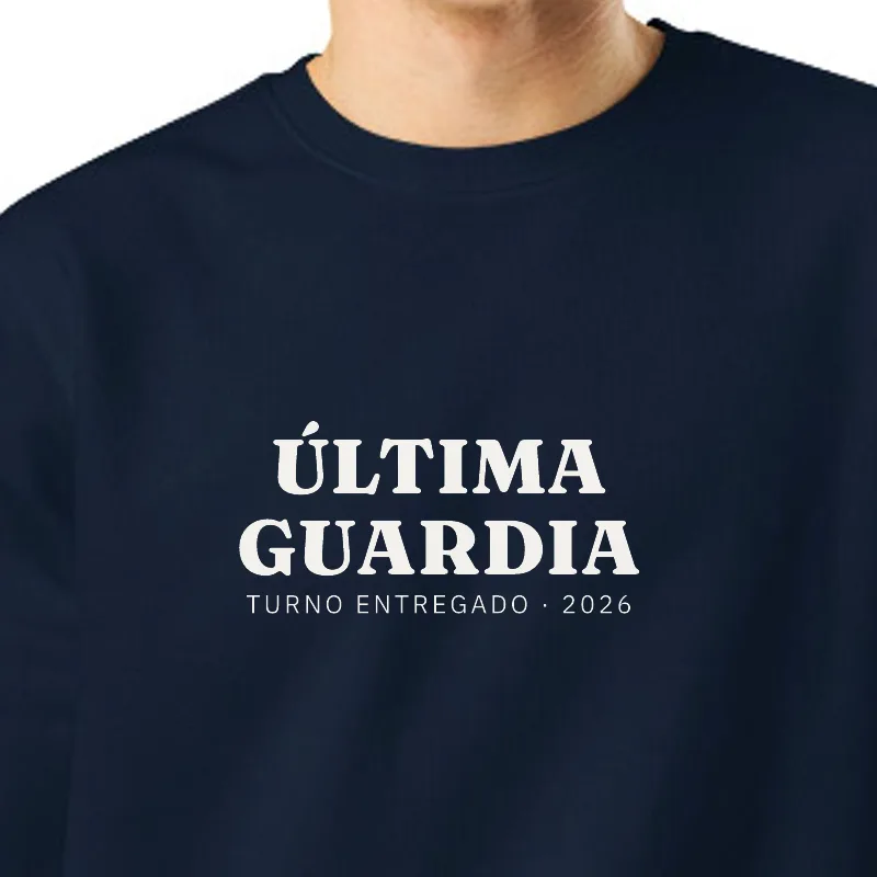 Chico con sudadera azul marino, encuadre al sello: ÚLTIMA GUARDIA · TURNO ENTREGADO
