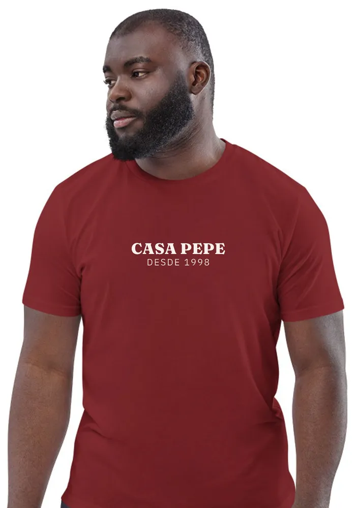 Home amb samarreta bordeus: CAN PEPE · DES DEL 1998