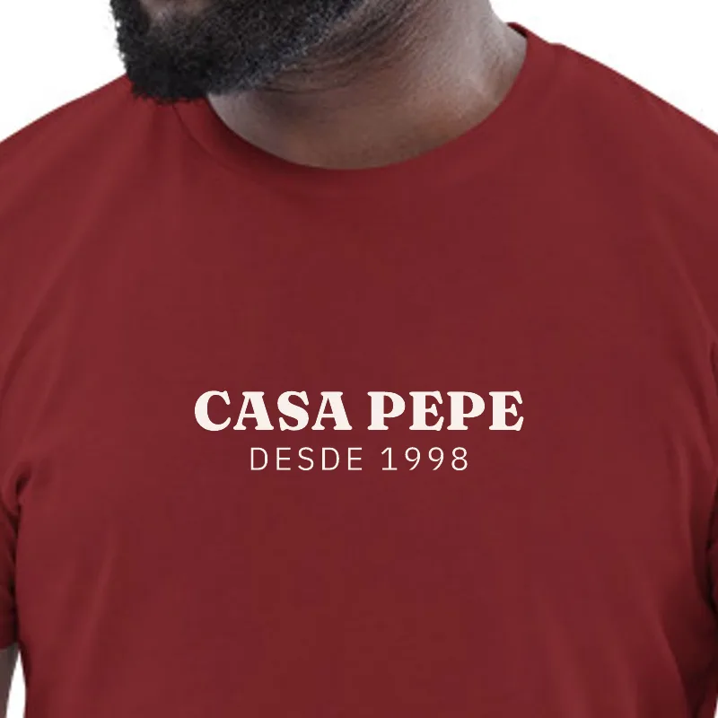 Home amb samarreta bordeus, enquadrament al segell: CAN PEPE · DES DEL 1998