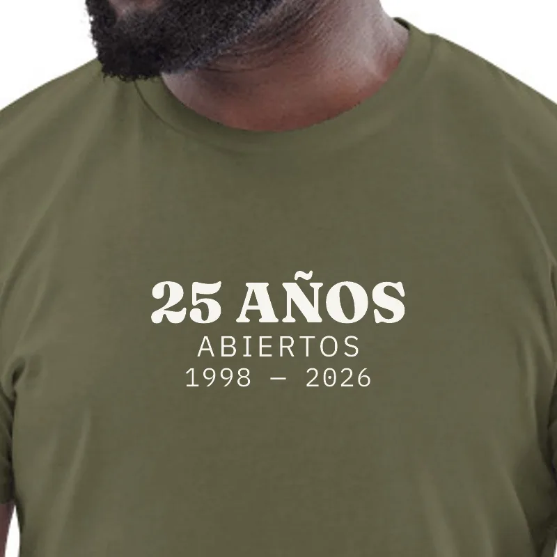 Home amb samarreta caqui, enquadrament al segell: 25 ANYS · OBERTS