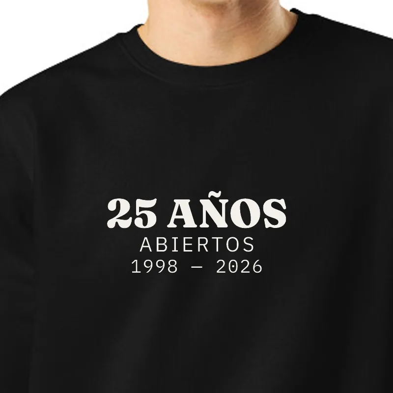 Chico con sudadera negra, encuadre al sello: 25 AÑOS · ABIERTOS