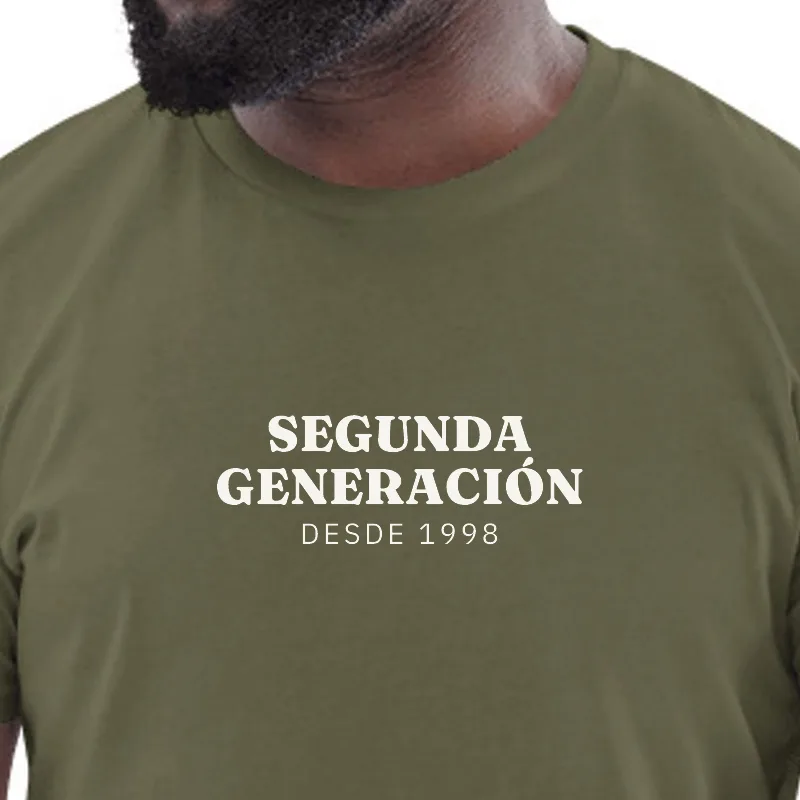 Home amb samarreta caqui, enquadrament al segell: SEGONA GENERACIÓ · DES DEL 1998