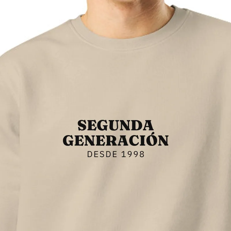 Noi amb dessuadora color sorra: SEGONA GENERACIÓ · DES DEL 1998